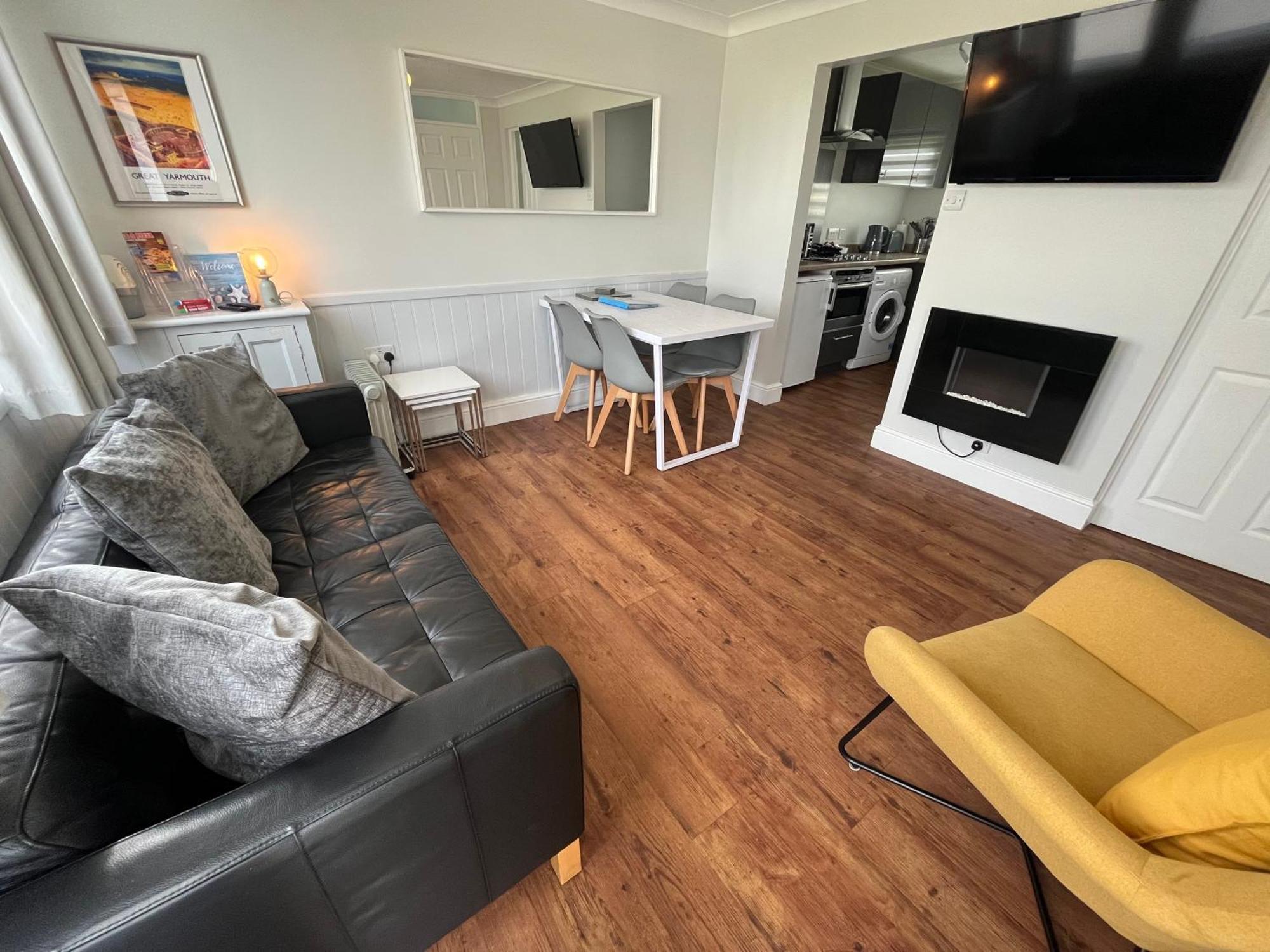 Beachcomber, Sunbeach, Scratby - Two Bed Chalet, Sleeps 4, Free Wi-Fi, Free Club Passes, Free Swimming And Pet Friendly エクステリア 写真